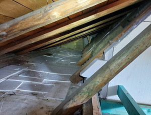 Zateplení stropu rodinného domu pomocí foukané izolace